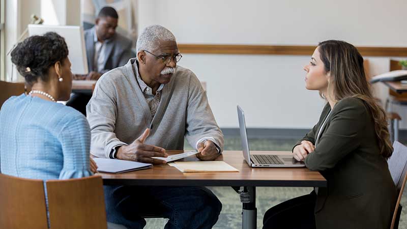 pessoas sentadas a conversar